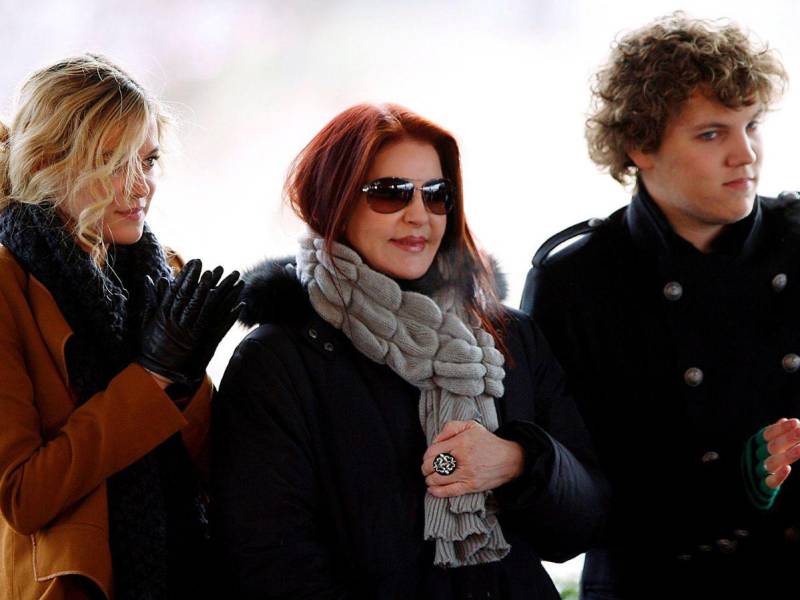 Lisa Marie Presley en medio de sus hijos Riley y Benjamin Keough en un evento dedicado a Elvis Presley en 2010.