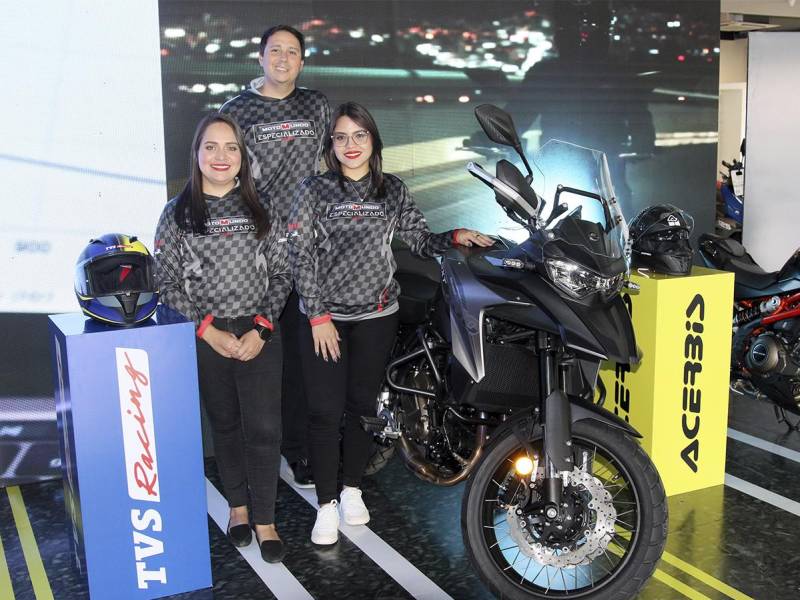 Ejecutivos de Motomundo presentando los nuevos modelos Genesis GXT700 y GSR400, diseñados para ofrecer potencia, innovación y versatilidad a los amantes de las motocicletas.