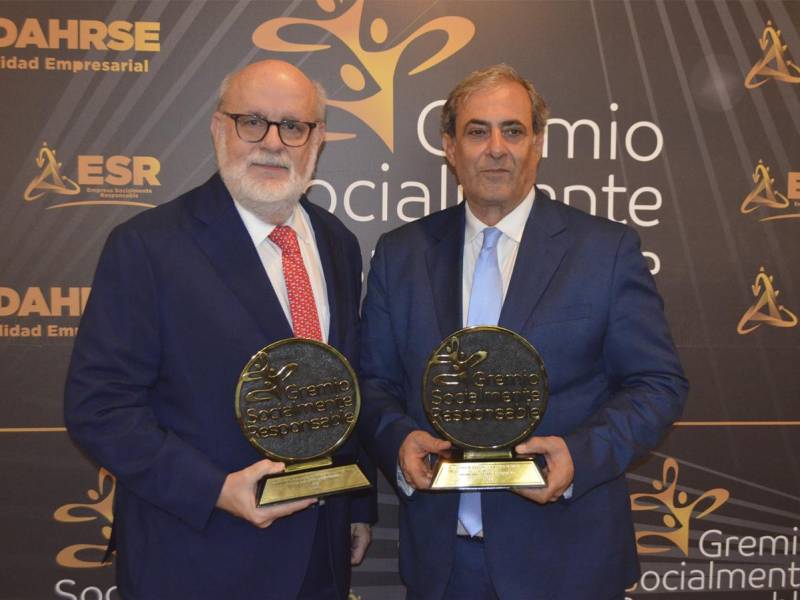 Robert Vinelli, presidente de la APAH junto a Karim Qubain, presidente de la Cámara de Comercio e Industrias de Cortés.