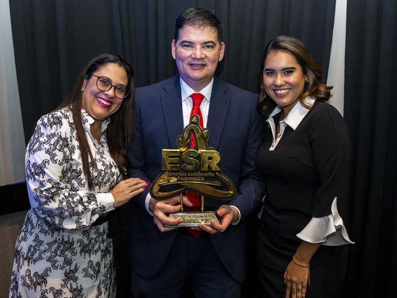 Representantes de Banco Atlántida recibiendo el Sello de Empresa Socialmente Responsable de manos de Fundahrse.