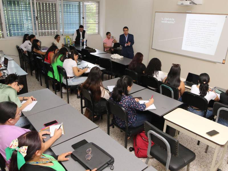 José Quezada explicando la importancia de verificar los contenidos de redes sociales.