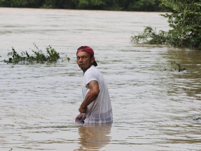 Las intensas lluvias provocadas por los remanentes de la tormenta tropical Sara continúan generando estragos en el sur de Honduras, dejando comunidades incomunicadas y pobladores angustiados.