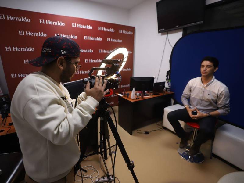 EL HERALDO también ha innovado con entrevistas para redes sociales, creación de videos y pódcast. En la fotorafía están los productores Rodiney Cerrato y Ángel Rodríguez.