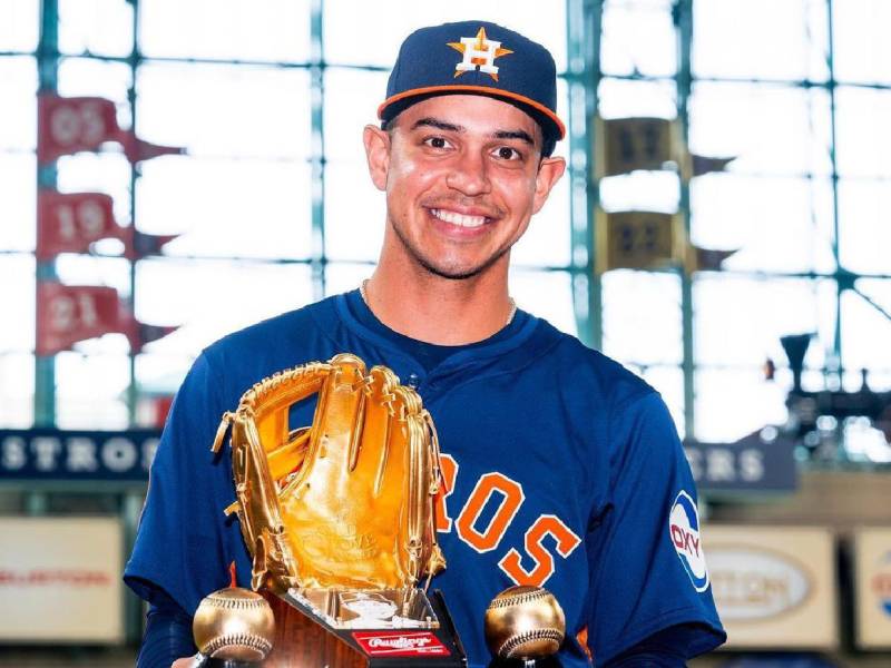 Mauricio Dubón posando con su guante de oro al mejor jugador utility de la MLB.