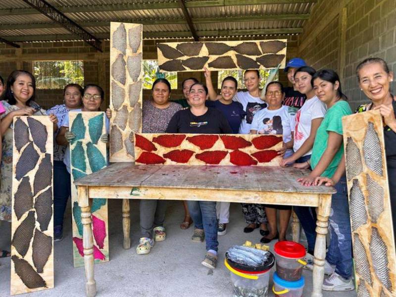 Hondureña transforma piel de pescado en ropa y enseña a otras mujeres a hacerlo