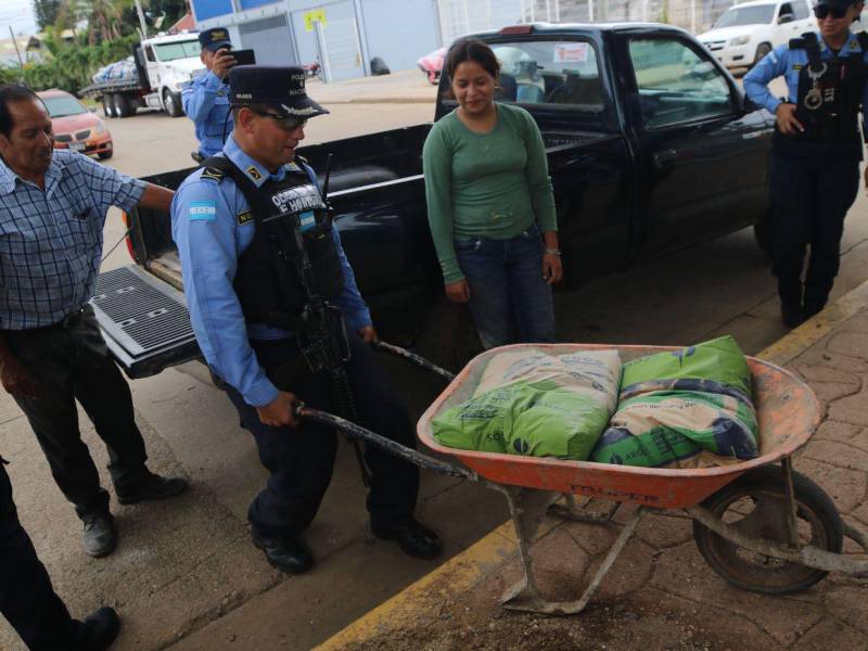 Su misión, dice Nolasco, es servir a la población durante su servicio. En la imagen ayudaba a una joven a llevar bolsas de cemento en Catacamas.