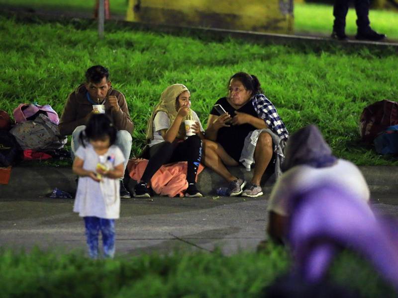 Una familia hondureña come antes de salir en una caravana de migrantes, en San Pedro Sula, con rumbo a la frontera de Guatemala.