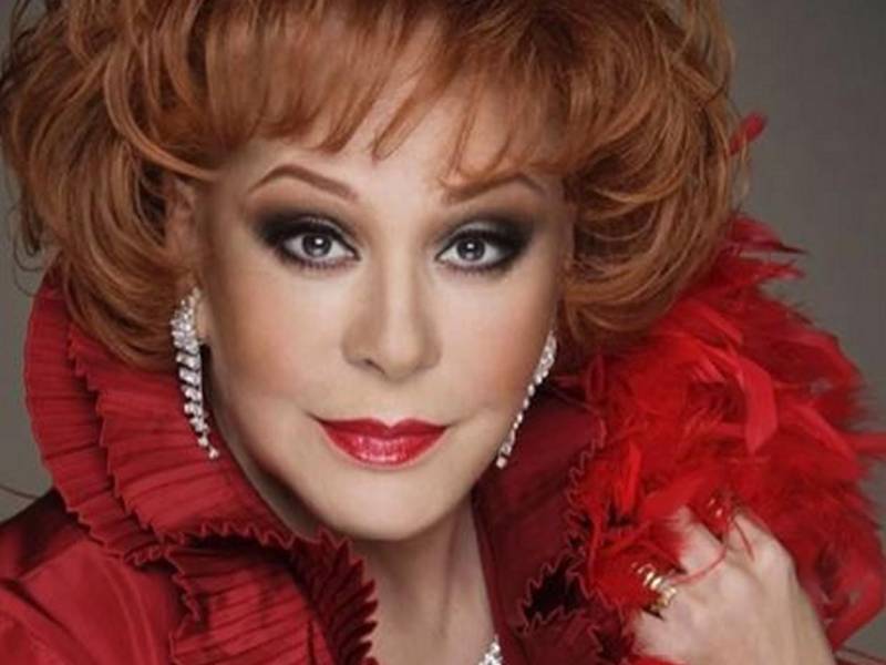 La actriz mexicana Silvia Pinal permanece internada en un hospital en el sur de la Ciudad de México por al menos 72 horas, según informó su hija, la cantante Alejandra Guzmán. Su estado preocupa a los fans de la legendaria actriz.