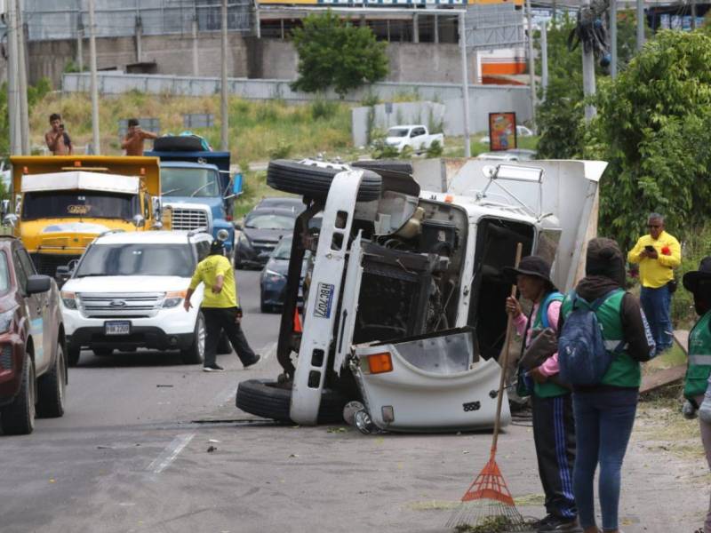 El conductor explicó que no pudo detener el vehículo a tiempo debido a la velocidad.