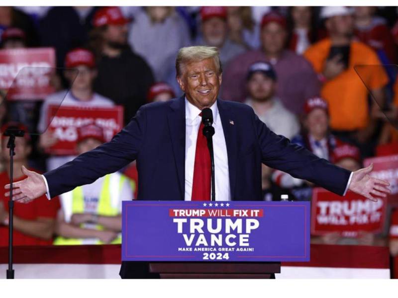 Fotografía que muestra al candidato presidencial republicano y expresidente de EE.UU., Donald Trump, hablando durante un mitin de su campaña electoral el pasado lunes en Grand Rapids, Michigan.