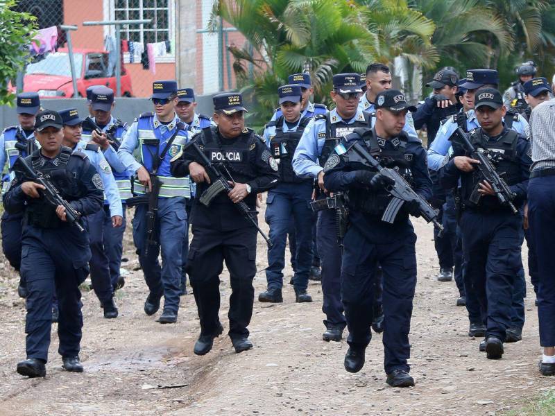 Los agentes de las Fuerzas Especiales van al frente y a los costados del comisario Nolasco.