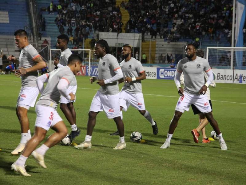 Jugadores del Olimpia realizan trabajos de calentamiento para la final ante Motagua.