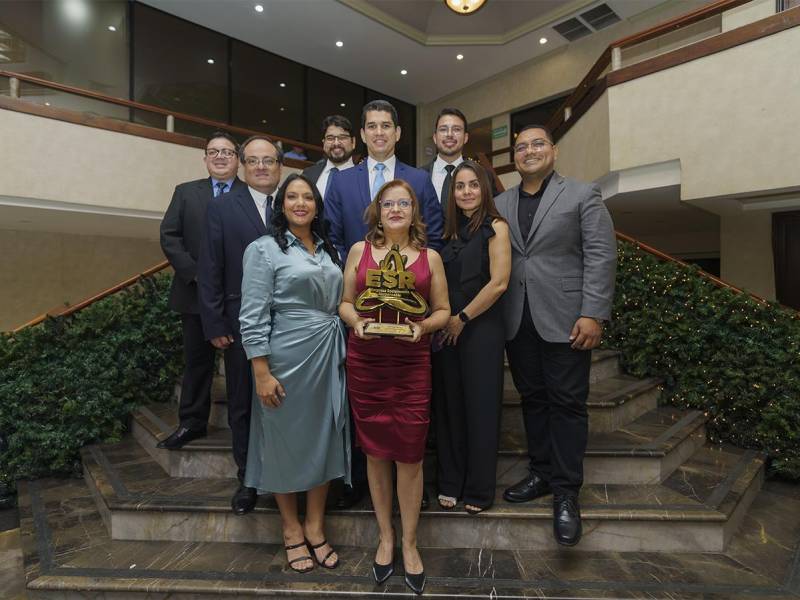 Representantes de UNO Honduras reciben el sello de Empresa Socialmente Responsable, reafirmando su compromiso con la sostenibilidad.