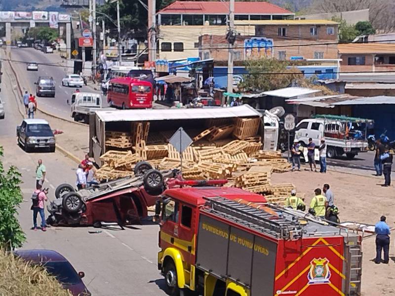 El pesado automotor quedó en medio de la mediana del bulevar Fuerzas Armadas.