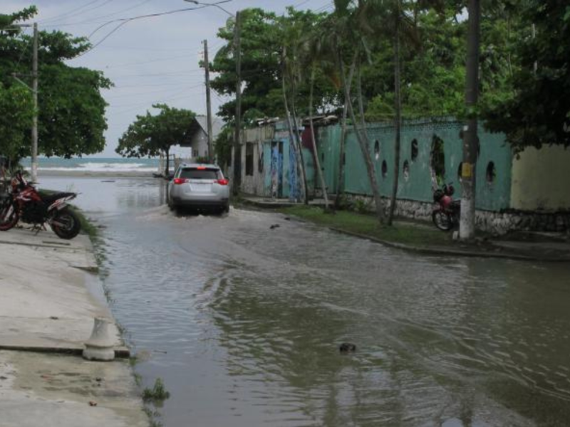 “El mar se va a salir”, el grito de desesperación por oleajes de 5 pies en La Ceiba