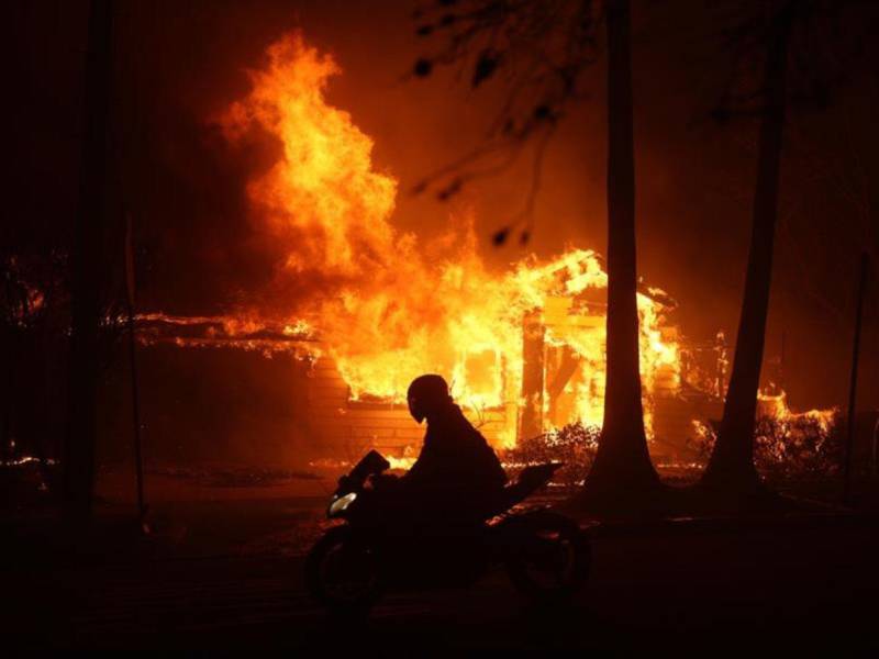 Imagen que muestra el veroz avance del incendio en California.