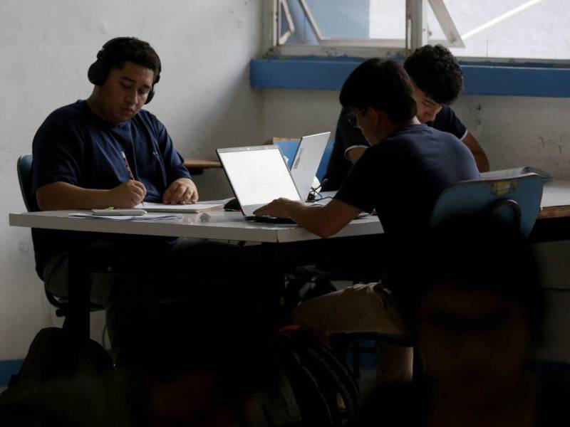 Los estudiantes se ven orillados a llevar su propio equipo por la falta de computadoras en sus carreras.