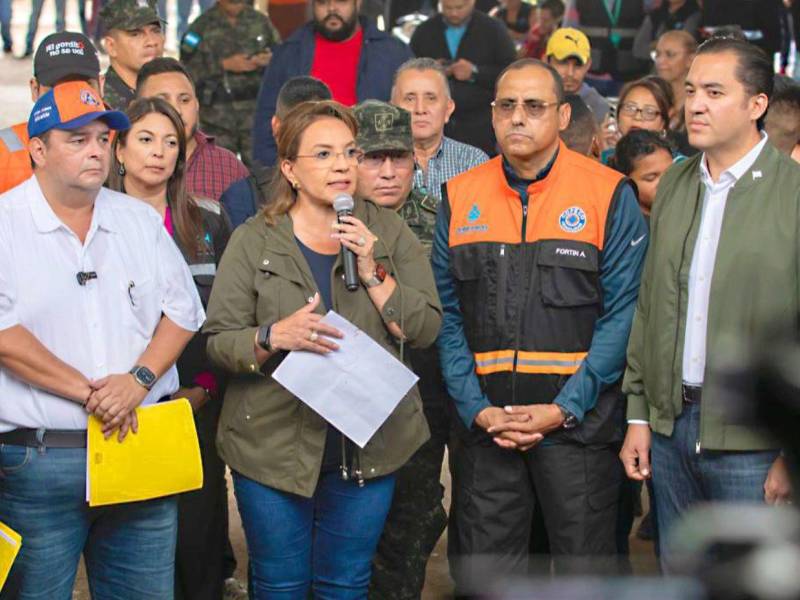 La presidenta Xiomara Castro visitó el albergue junto a Jorge Aldana, Héctor Manuel Zelaya, Daniel Sponda y José Jorge Fortín.