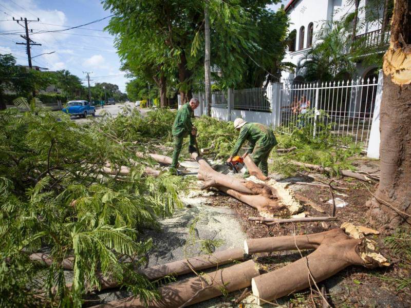 El huracán Rafael baja a categoría 2, pero causa fuertes lluvias en México