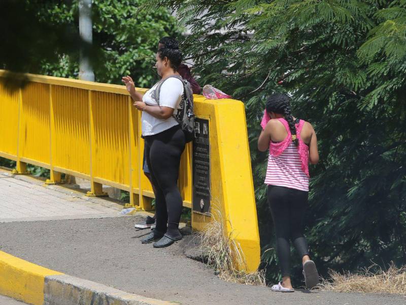 La familia sigue luchando diariamente por sobrevivir, trabajando en las calles para continuar su viaje hacia Estados Unidos.