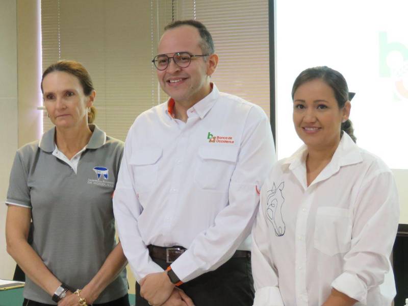 Heike Dittmann, secretaria de la Federación Ecuestre de Honduras; Leonel Rivas, gerente de mercadeo Banco de Occidente; y Ana Cecilia Pascua, presidenta del Club Ecuestre Hacienda Tara.