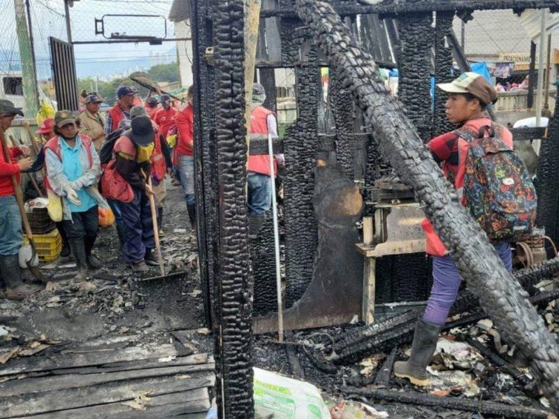 Los escombros que dejó el incendio en el mercado conocido como “Las Américas”, ubicado a inmediaciones del puente Carías de Comayagüela, ciudad de Tegucigalpa, capital de Honduras, fueron removidos este sábado por personal de la Alcaldía Municipal del Distrito Central.