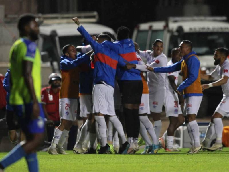 Los jugadores del Olimpia fueron bien recibidos en su llegada al estadio Nacional.