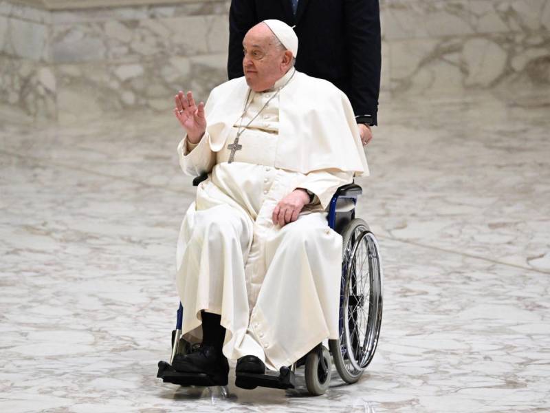 El papa Francisco muestra mejoría tras su hospitalización, según el Vaticano.