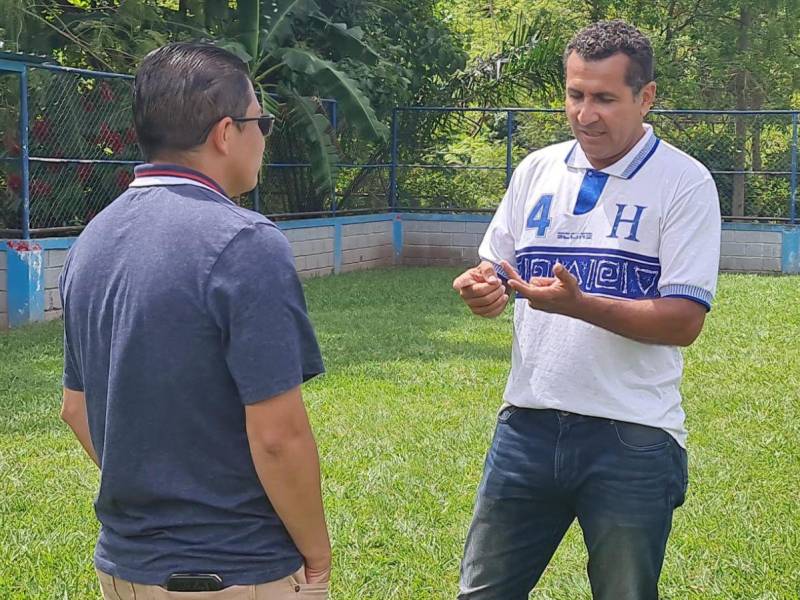 Nerlyn Alexis Membreño hablando con el periodista Erlin Varela en una charla en la Villa Olímpica de Tegucigalpa.