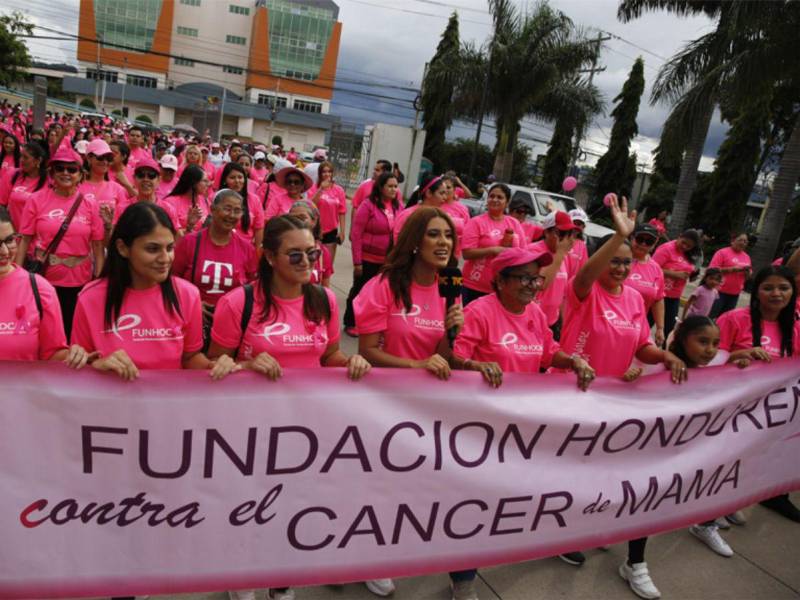 Con mensajes de apoyo, hondureños marcharon por la lucha contra el cáncer de mama