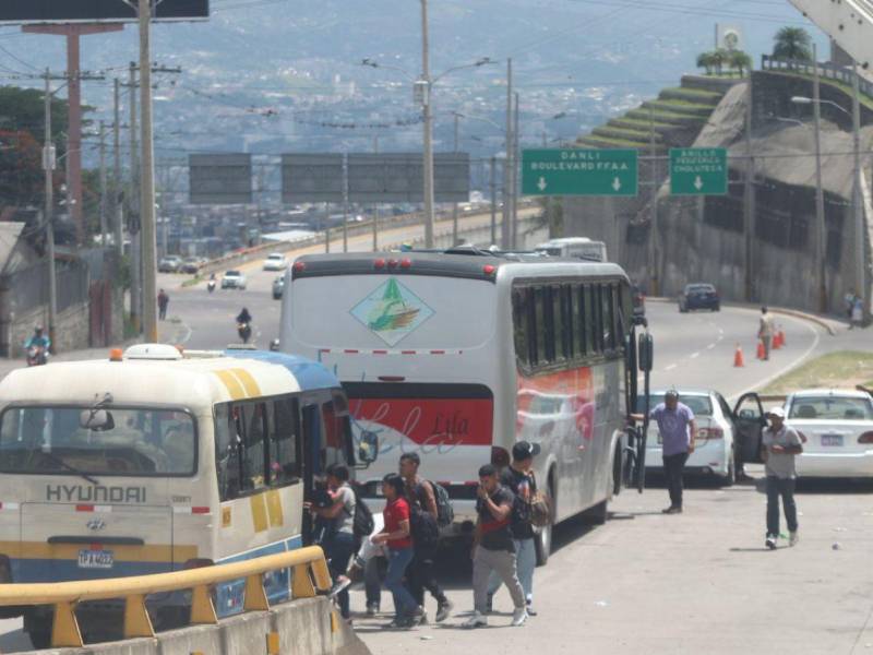 Desde tempranas horas, se comenzó a llenar de vehículos la carretera de Tegucigalpa que conduce hacia el norte de Honduras, en el último día del Feriado Morazánico. Más detalles a continuación.