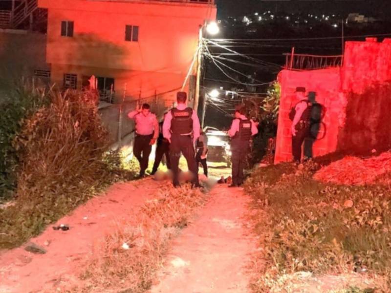 El cuerpo del joven quedó en la solitaria calle. Se conoce que él no era de esta zona.