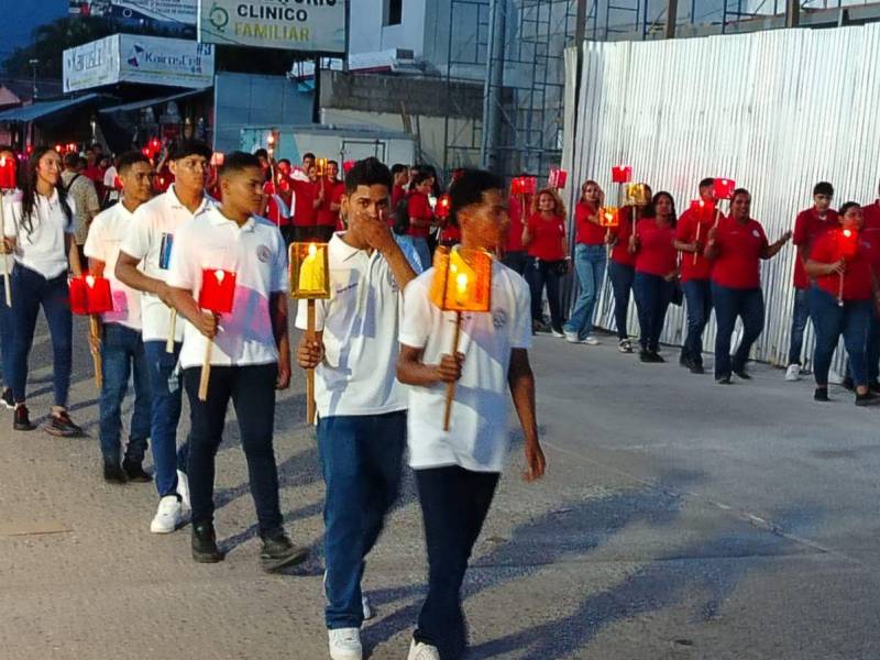 Uno de los eventos más esperados es el desfile de antorchas, en el que participan alumnos del Instituto José Trinidad Cabañas, simbolizando la luz del conocimiento que ilumina el camino hacia el progreso.