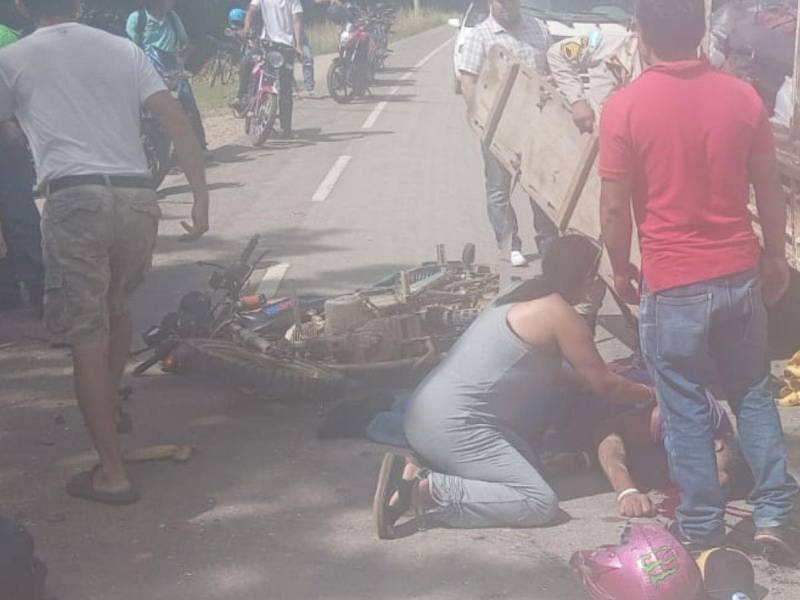 Niña de dos años muere en fatal accidente entre motocicleta y volqueta en Campamento, Olancho