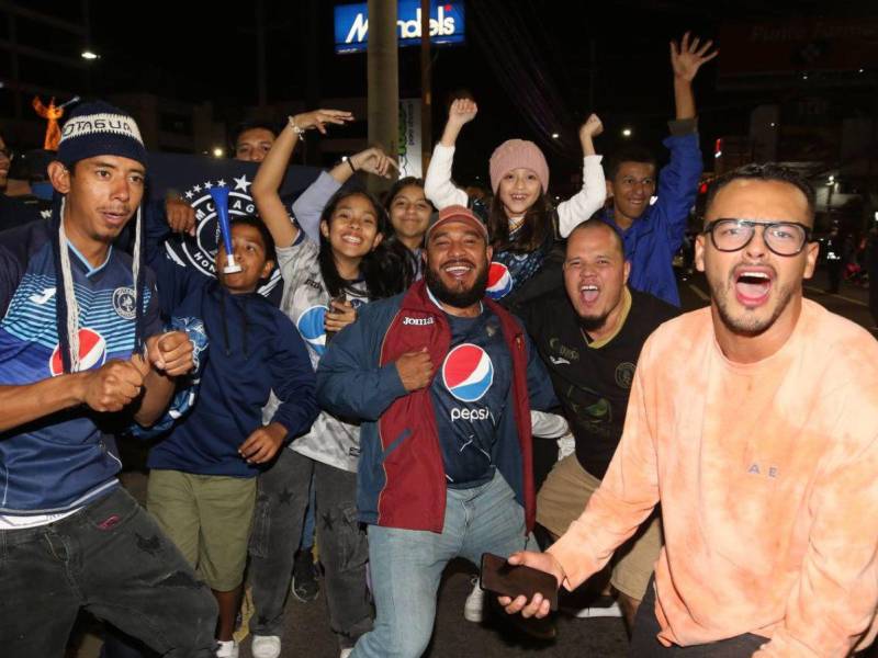 El ambiente es festivo en el bulevar Morazán, en la capital, donde la afición azul se desborda de emoción tras la victoria de su equipo.