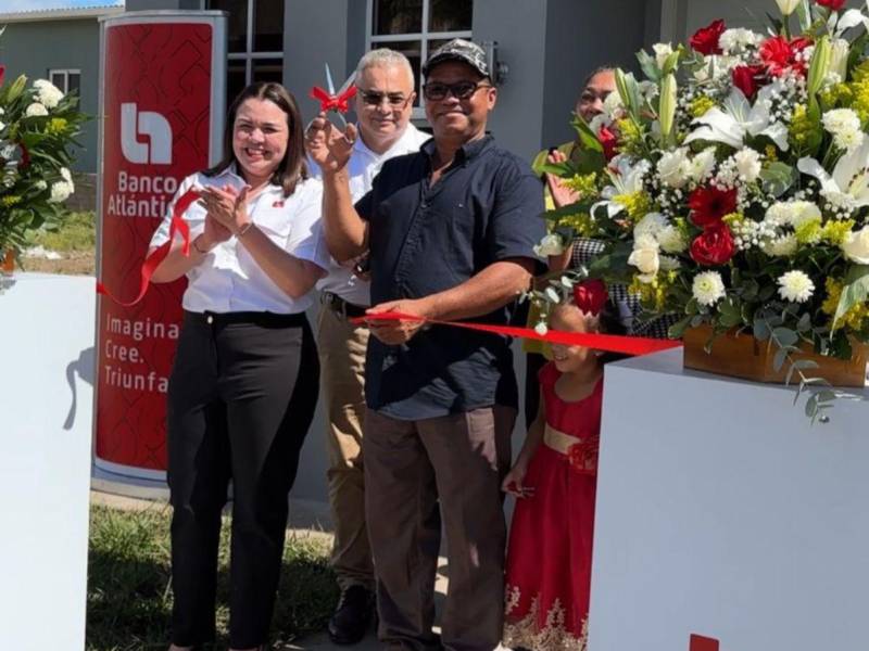 Licda. Diana Ramos, vicepresidenta de mercadeo, Lic. David Martínez, gerente comercial de zona en Juticalpa, y Juan Agapito López.