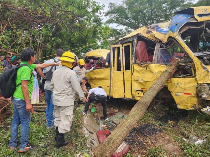 Debido al aparatoso accidente, el bus quedó completamente destrozado como se observa en la imagen.