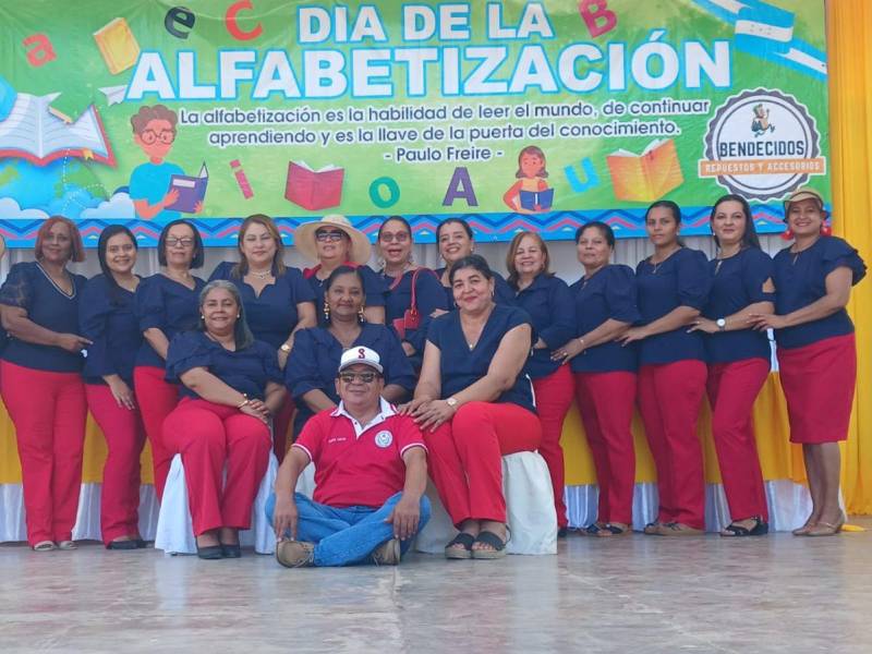 Docentes del C.E.B. Joaquín Reyes Tejeda en la celebración del 8 de septiembre, Día de la Alfabetización.