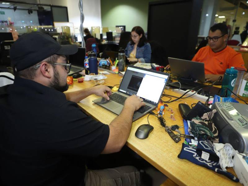 Los periodistas Yony Bustillo, Edwin Ordóñez y Haydi Carrasco también forman parte del equipo de EL HERALDO.