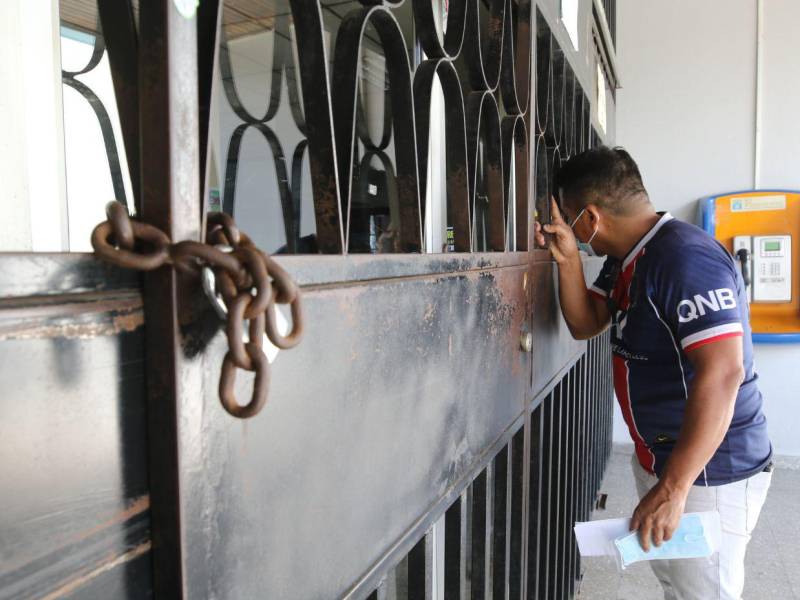 Los portones de acceso a la farmacia y ventanillas de citas del IHSS del barrio La Granja, amanecieron cerrados.