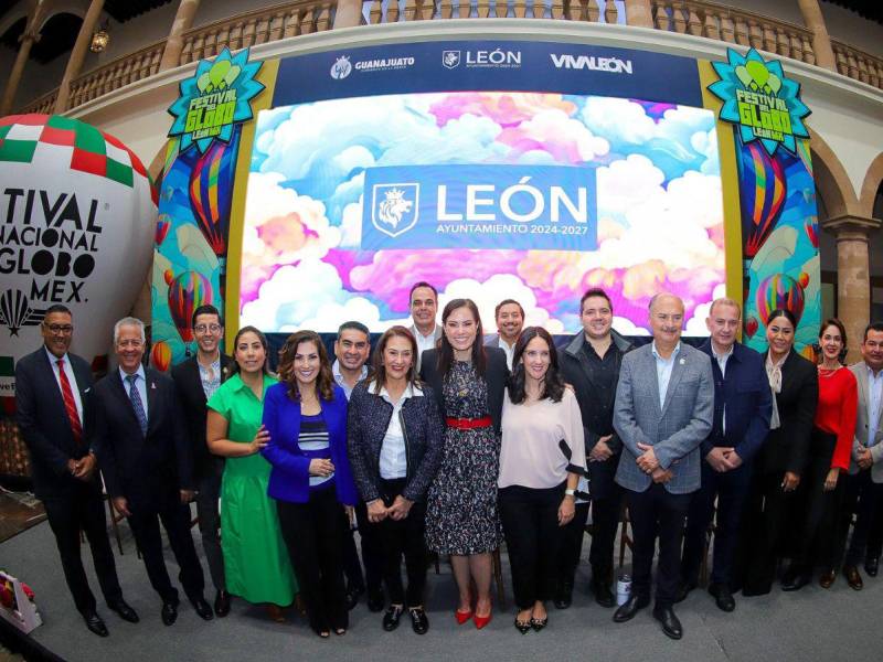 La alcaldesa de León, Alejandra Gutiérrez, posa junto a autoridades locales y directivos del Festival Internacional del Globo (FIG), durante una rueda de prensa este lunes en León, Guanajuato (México).