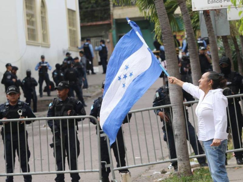 Los acusados fueron trasladados hasta los juzgados capitalinos ubicados en La Granja, hasta donde llegaron varias personas para brindar su apoyo.