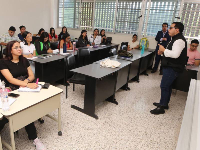 Carlos Girón, durante la jornada de alfabetización mediática a estudiantes de Periodismo Digital II de la UNAH.