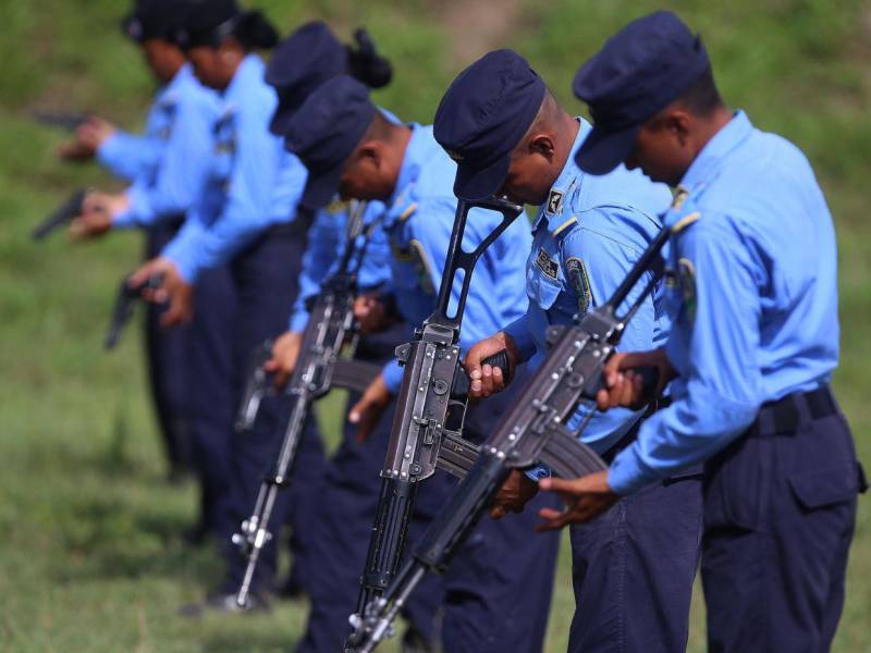 La depuración de la Policía Nacional, en todos los rangos, desde generales hasta los agentes, debe ser permanente.