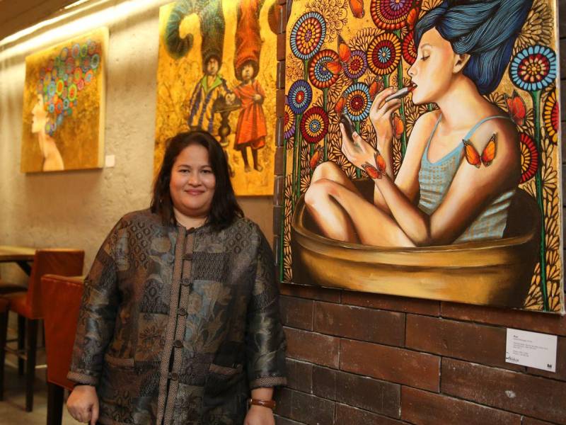 La artista hondureña Leticia Banegas posa junto a su obra.