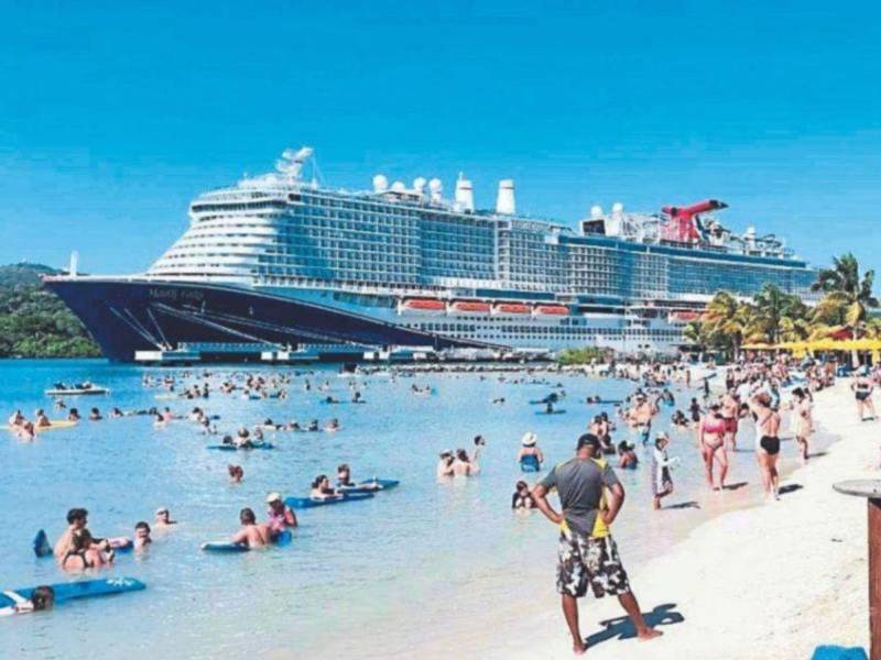 En 2023 llegaron al país más de 1.3 millones de cruceristas a la isla de Roatán, la mayoría provenientes de Estados Unidos.