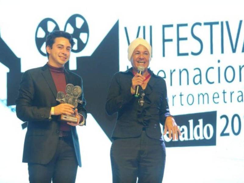 Sus primeros pasos en esta profesión los dio en el Festival Internacional de Cortometrajes EL HERALDO, donde resultó premiado con su pieza “Victoria”.