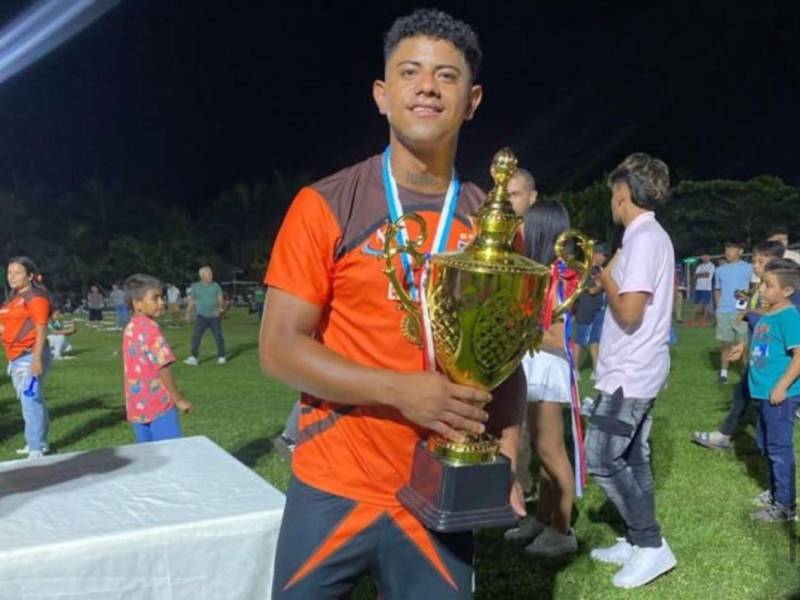 El fútbol hondureño vuelve a estar de luto luego de la muerte de Lester Banegas, un jugador del Real Honduras, equipo de liga mayor, mientras que otros tres jóvenes resultaron heridos en el percance. Aquí los detalles.