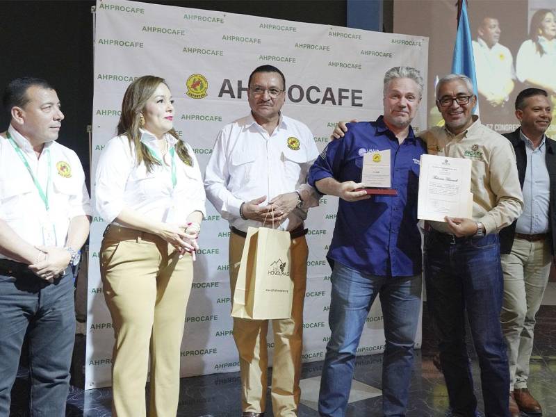 Las alianzas establecidas buscan fortalecer el desarrollo sostenible del sector cafetalero y beneficiar a más de 18,000 familias productoras de café.