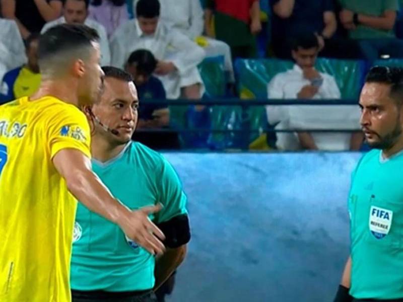 Mártinez conversando con Cristiano Ronaldo.